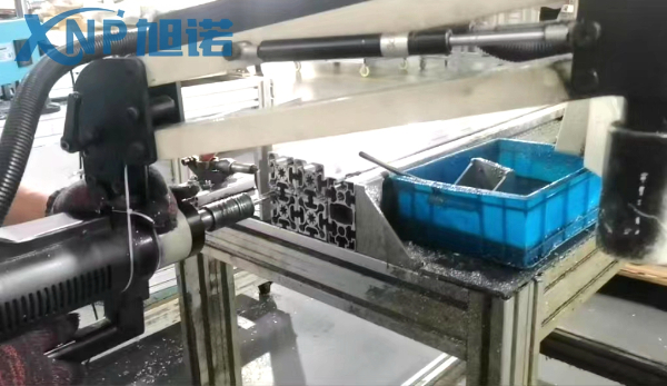 铝合金型材攻牙.jpg 铝合金型材攻牙.jpg