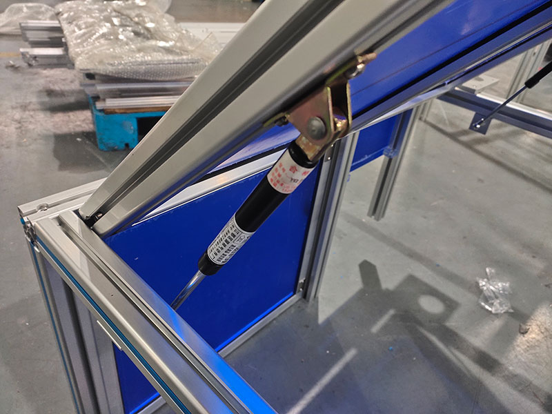 带气弹簧的设备防护罩